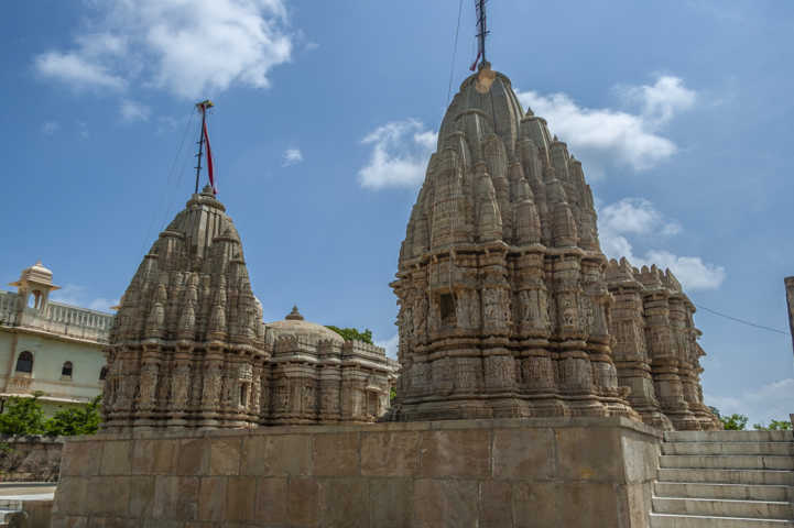 18 - India - Chittorgarh - fuerte de Chittorgarh - templo hindu de Sat Bees Dejeri Jain